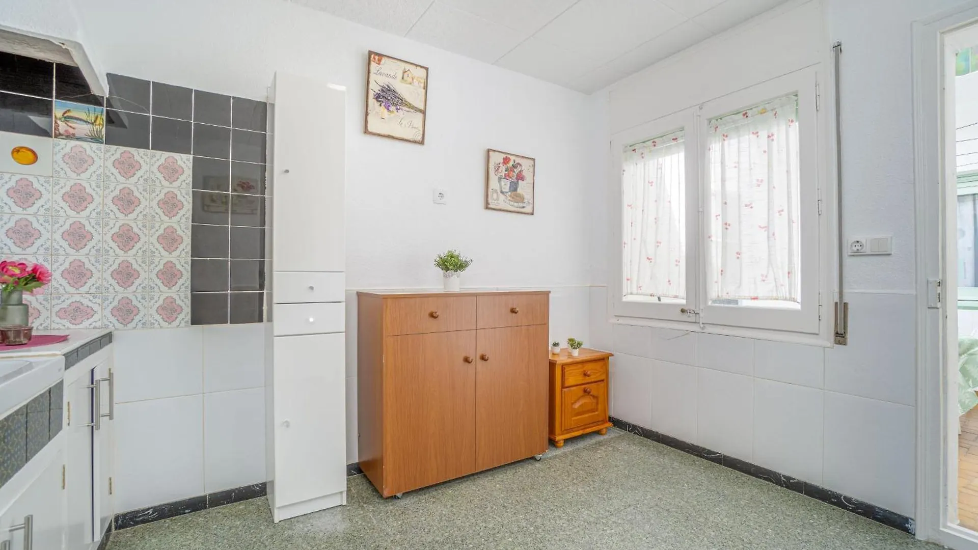 Basic Confort Apartamento Poeta Marquina Pb 2026 Roses 0*,