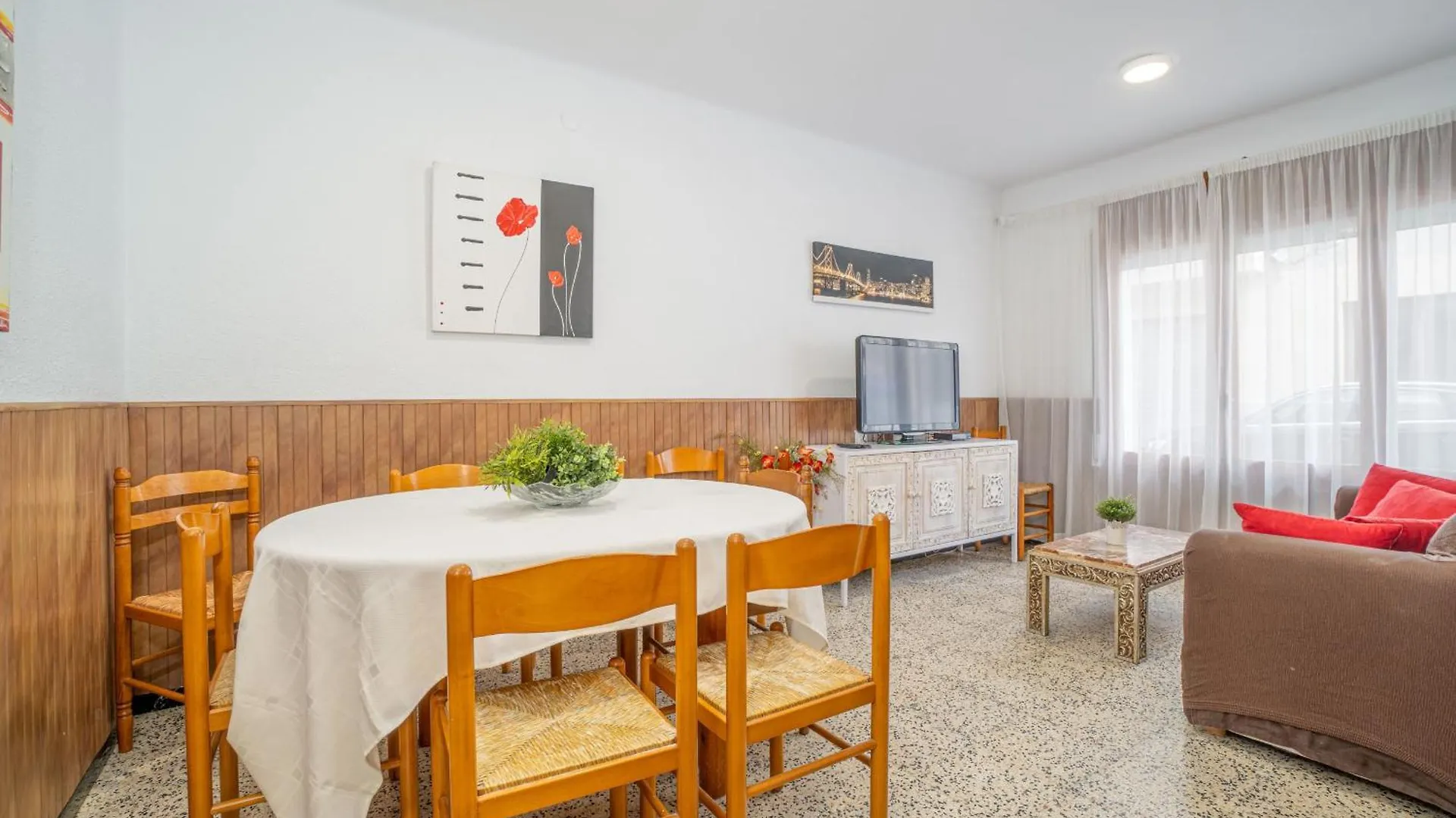 Basic Confort Apartamento Poeta Marquina Pb 2026 Roses Apartment